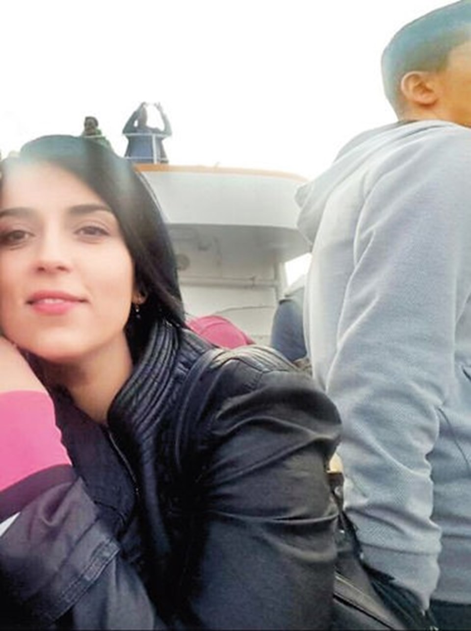 Özge Cörüt'ün cüzdanının çantadan çekilme anı...