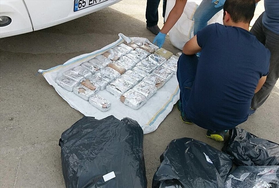 Van'da bir yolcu otobüsünde 53 kilo 213 gram eroin ele geçirildi. 20160819-2-18676643-13438260-web,d_dp5RqIYUS2uxfhFxDPoQ