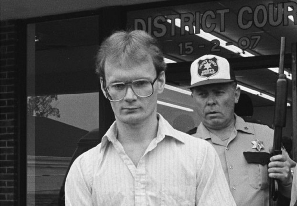 Nick Harris hapse girdiğinde sadece 21 yaşındaydı. Polis kendisini durdurduğunda Yarrris çalıntı bi,r arabanın içerisinde ve uyuşturucunun etkisi altındaydı.