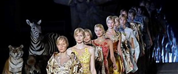 Alexander McQueen defilesi bu akşam internette canlı