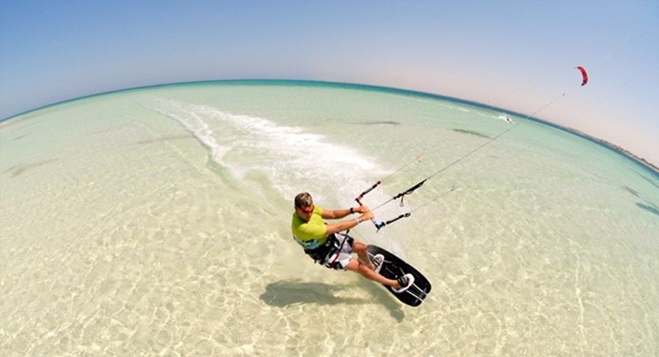 Kiteboard Türkiye'de son 10 yıldır popüler hale geldi.