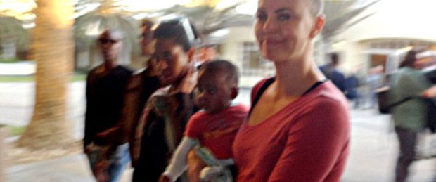 Charlize Theron saçlarını kazıttı