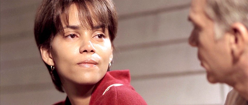 49 yaşındaki eski güzellik kraliçesi Halle Berry, Monster's Ball adli filmdeki rolüyle En İyi Kadın Oyuncu dalında Oscar Ödülü'nü kazanmıştı