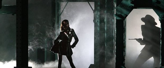Dior’dan kara film tadında defile