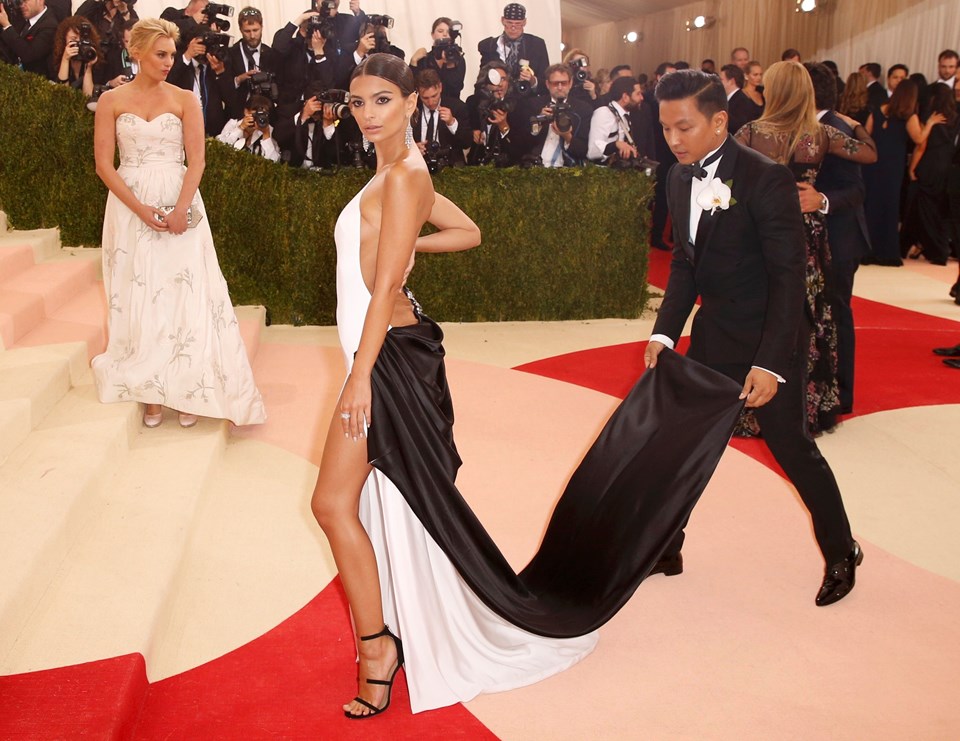 Emily Ratajkowski Met Gala 2016'da.