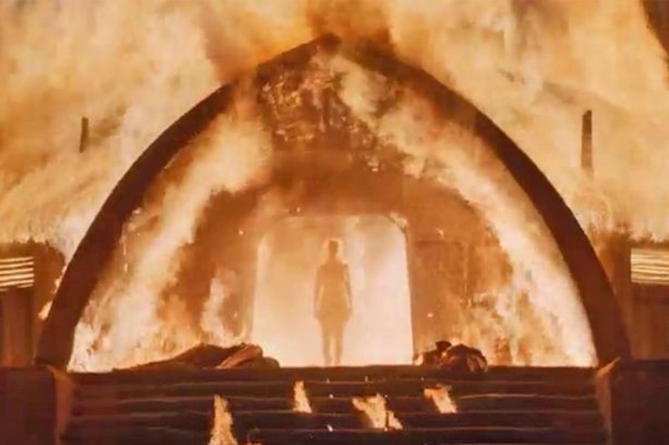 Emilia Clarke oynadığı bu sahne tartışmalara neden oldu.