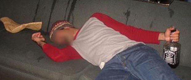 ‘Gece salonda uyuyan bir adam buldum’