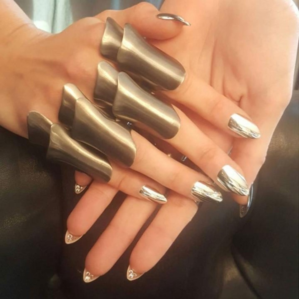 Gigi Hadid, Met Gala gecesi için 2000 dolar manikür masrafı ödedi.