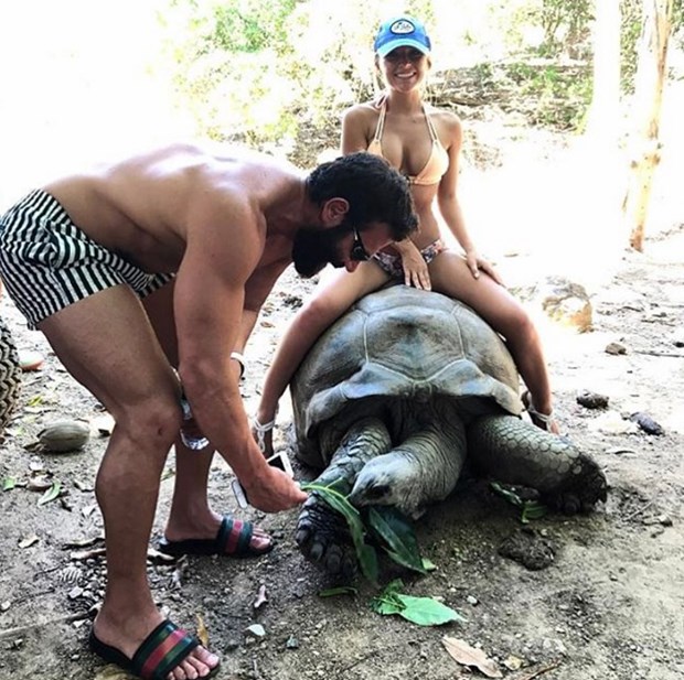 Dan Bilzerian kaplumbağa ile ilgili görsel sonucu