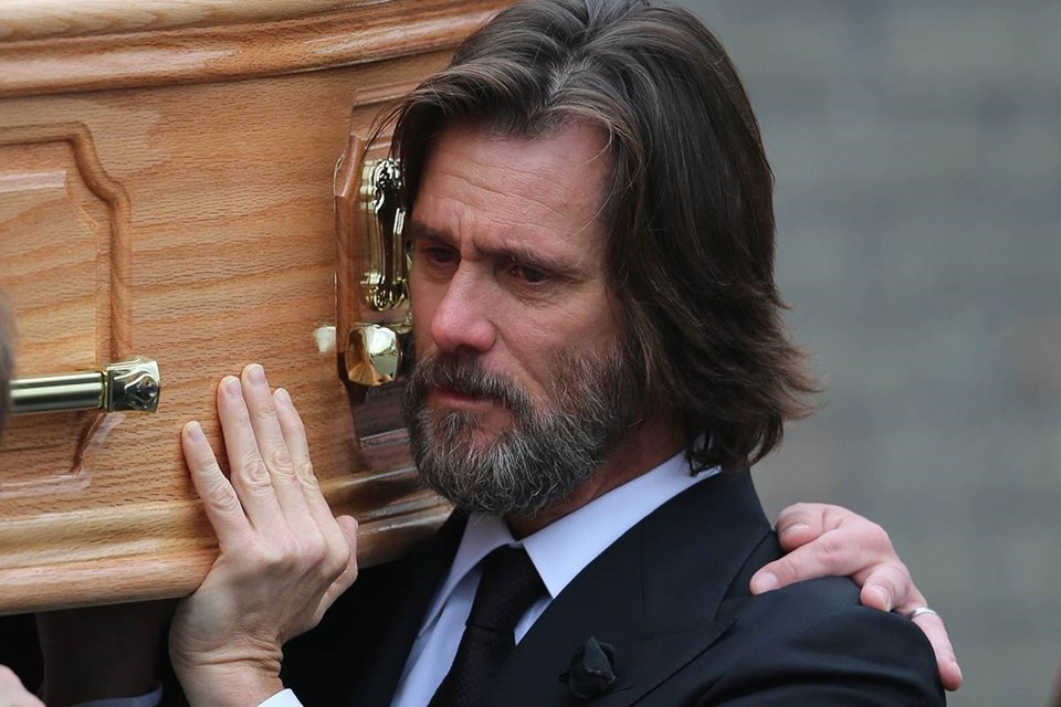 Jim Carrey, kız arkaşının cenazesinde üzgün görünüyordu.