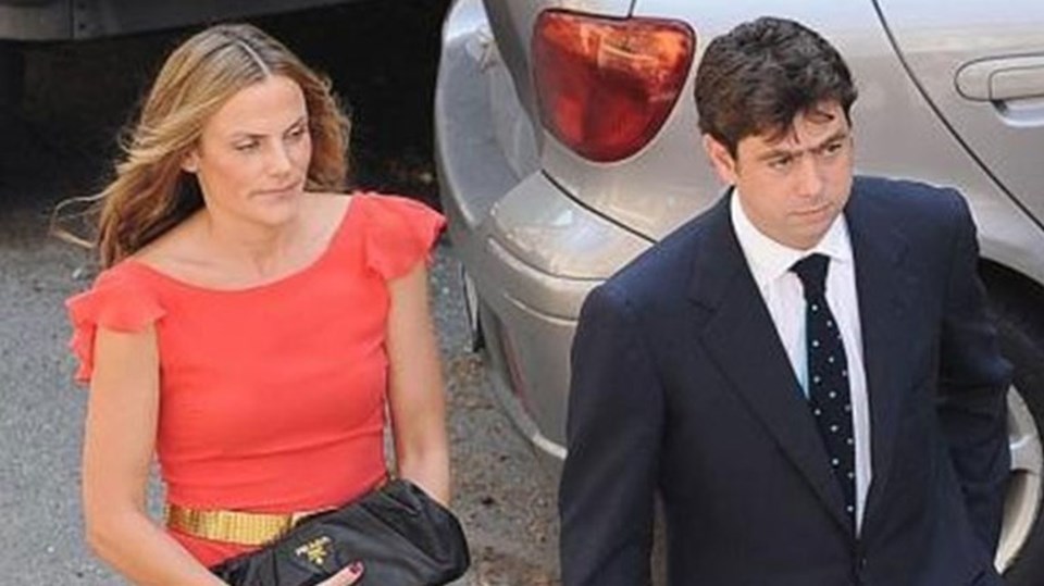 Emma Winter, eşinin kendisini Deniz Akalın'la aldattığını öğrenince evi terk etti.