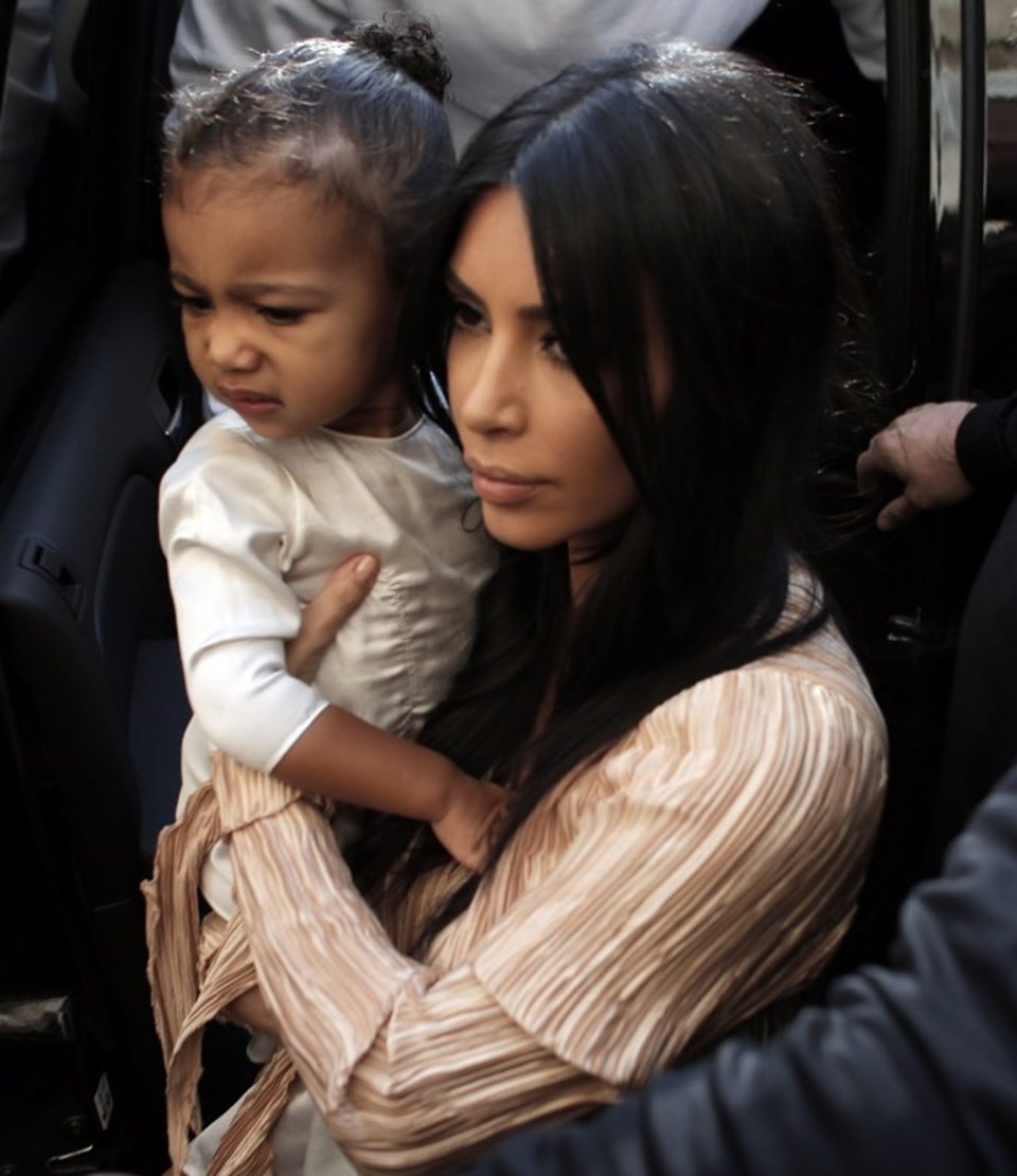 Kim Kardashian, kızı North ile.