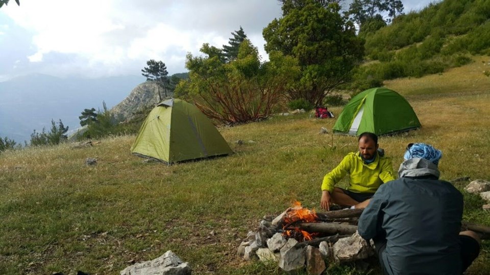 Kamp ateşinin başında enerji depoluyoruz.
