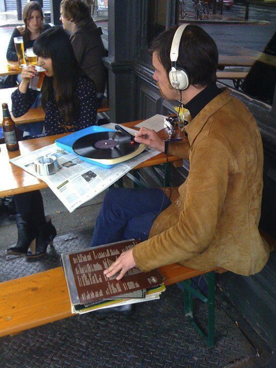 Hipster'lar kafede plak dinler!