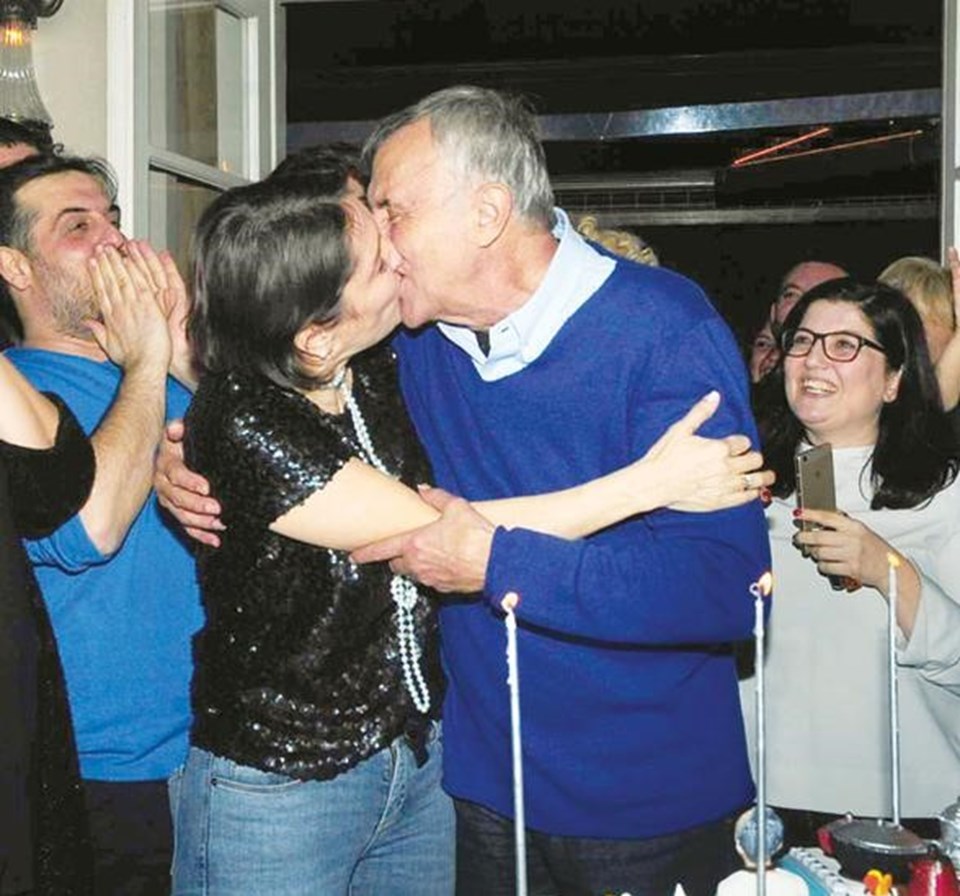 Alabora, pasta kesiminden sonra eşi Banu Zeytinoğlu’nu üç kez öptü.