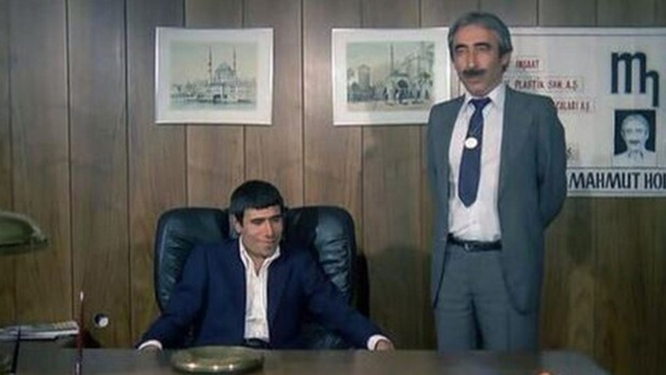Şener Şen, Turgul’un yazıp Ertem Eğilmez’in yönettiği Banker Bilo’da İlyas Salman ile başrolü paylaşmıştı.