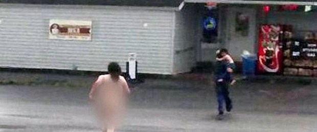 Sokakta çıplak koşan kadın köpeğini boğazladı