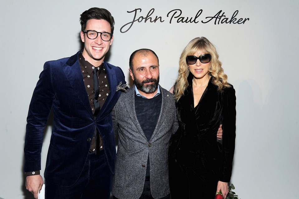 Jean Paul Ataker markasını kuran Numan Ataker (ortada), Trump'ın eski eşi Marla Maples ile birlikte.