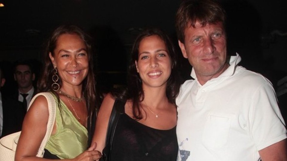 Zehra Çilingiroğlu, Hülya Avşar'ın Kaya Çilingiroğlu ile evliliğinde dünyaya gelmişti.