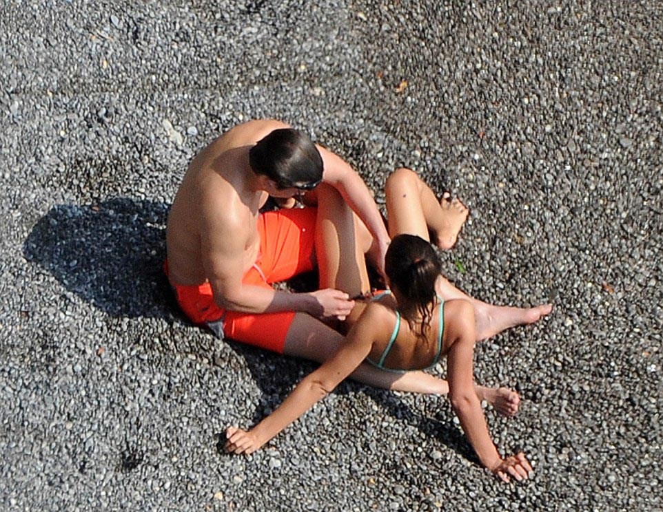 Супершпион на пляже заснял кое-как голую парочку а девушка просто топчик