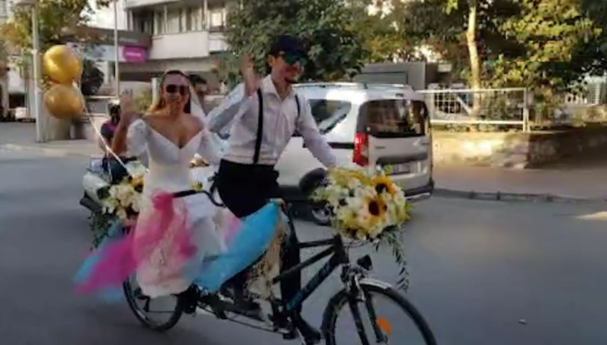 Bisiklet gelin arabası oldu: Konvoydakiler de bisikletlere bindi