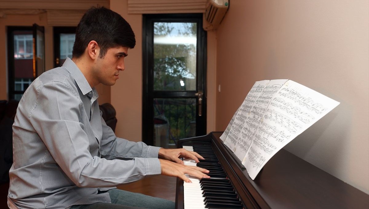Türkiye'nin ilk otizmli doktora öğrencisi, müzik dehası Buğra oldu