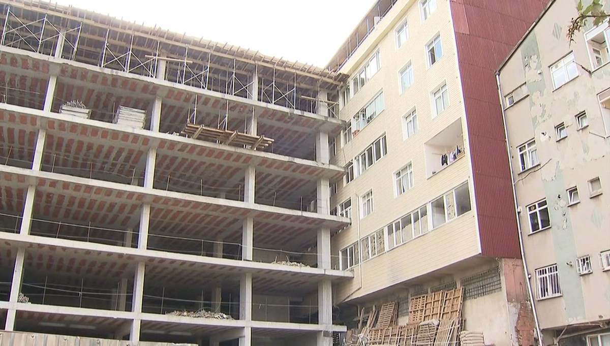 İstanbul'da ilginç görüntü: Bina apartmana dayandı