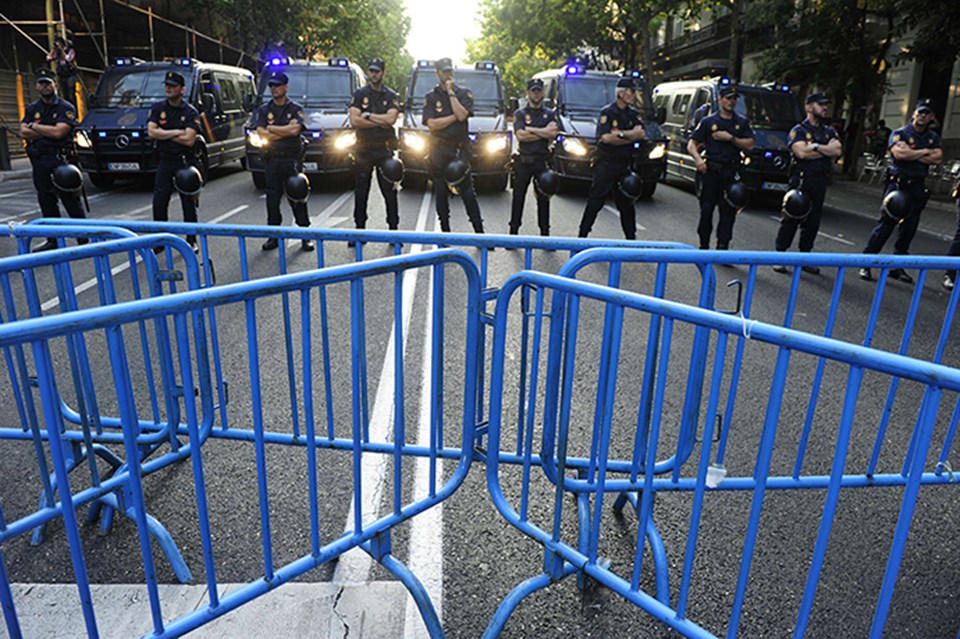 İspanya'da halk sokaklara döküldü - 1
