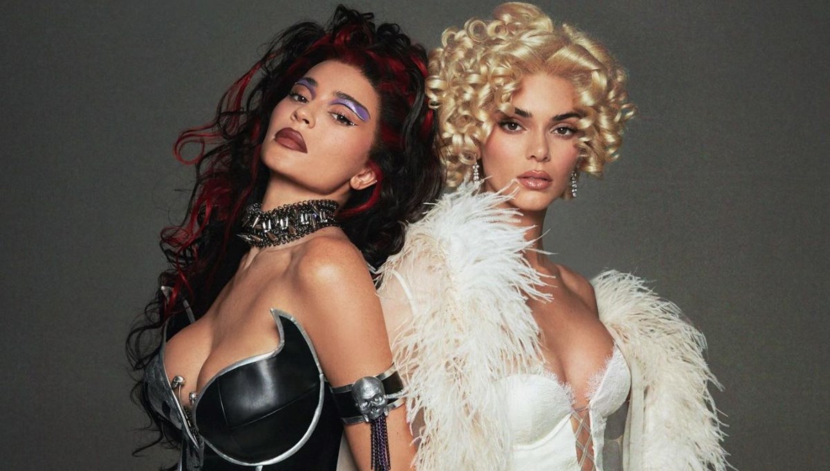 Kylie Jenner ve Kendall Jenner'dan Batman Forever göndermeli Cadılar Bayramı kostümü