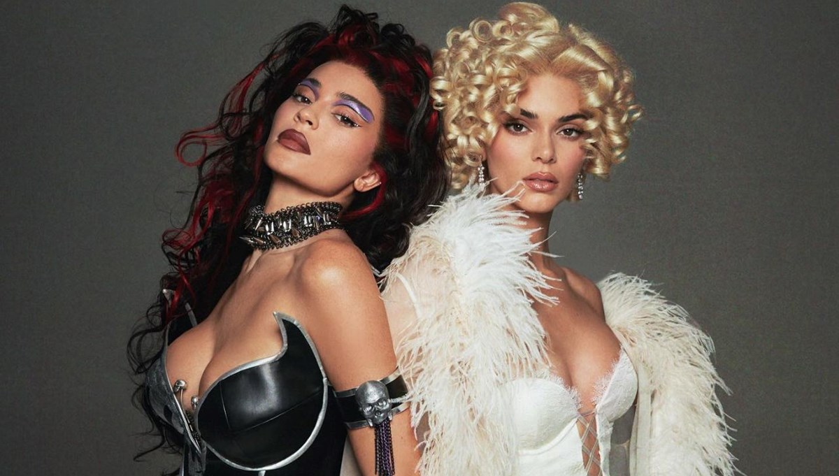 Kylie Jenner ve Kendall Jenner'dan Batman Forever göndermeli Cadılar Bayramı kostümü Kylie Jenner ve Kendall Jenner'dan Batman Forever göndermeli Cadılar Bayramı kostümü