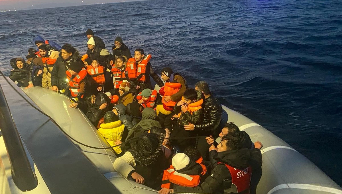 İzmir açıklarında 159 düzensiz göçmen kurtarıldı İzmir açıklarında 159 düzensiz göçmen kurtarıldı