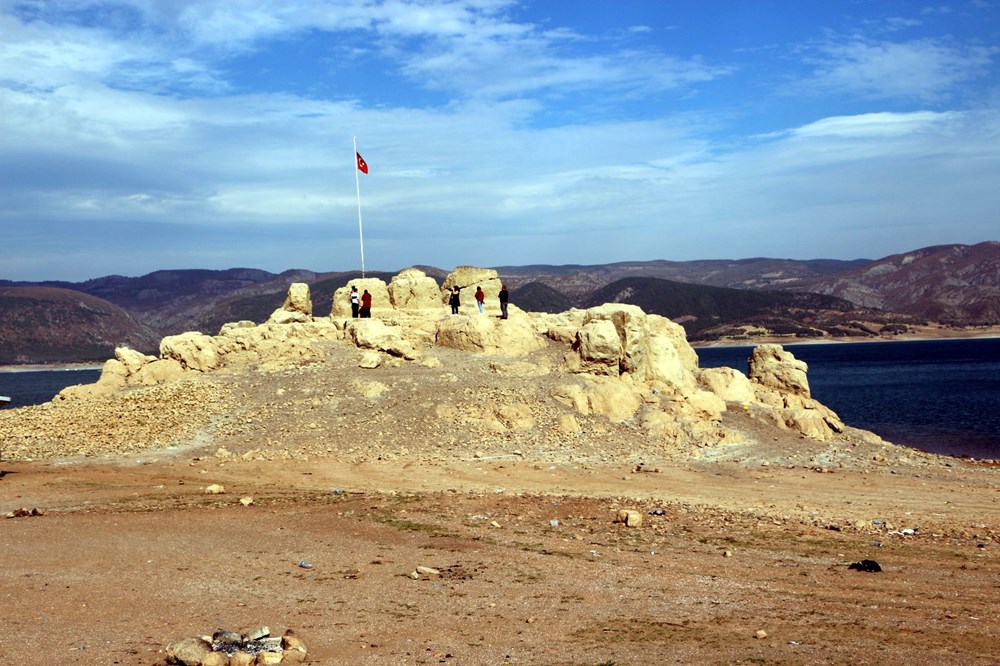 Barajın suyu çekilince, kayalığa yürüyerek gidilmeye başlandı - 2