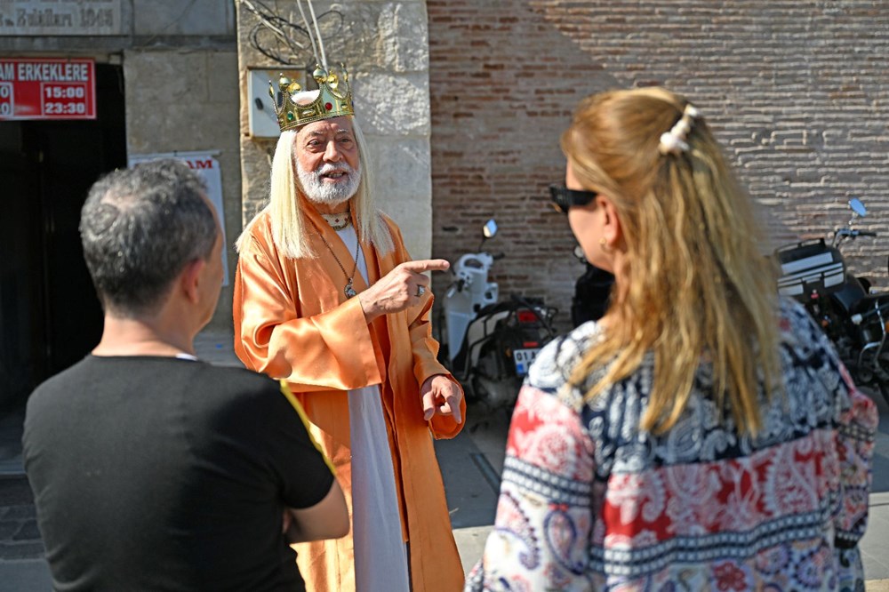"Adana Kralı" sokaklarda gönüllü olarak şehri tanıtıyor - 15