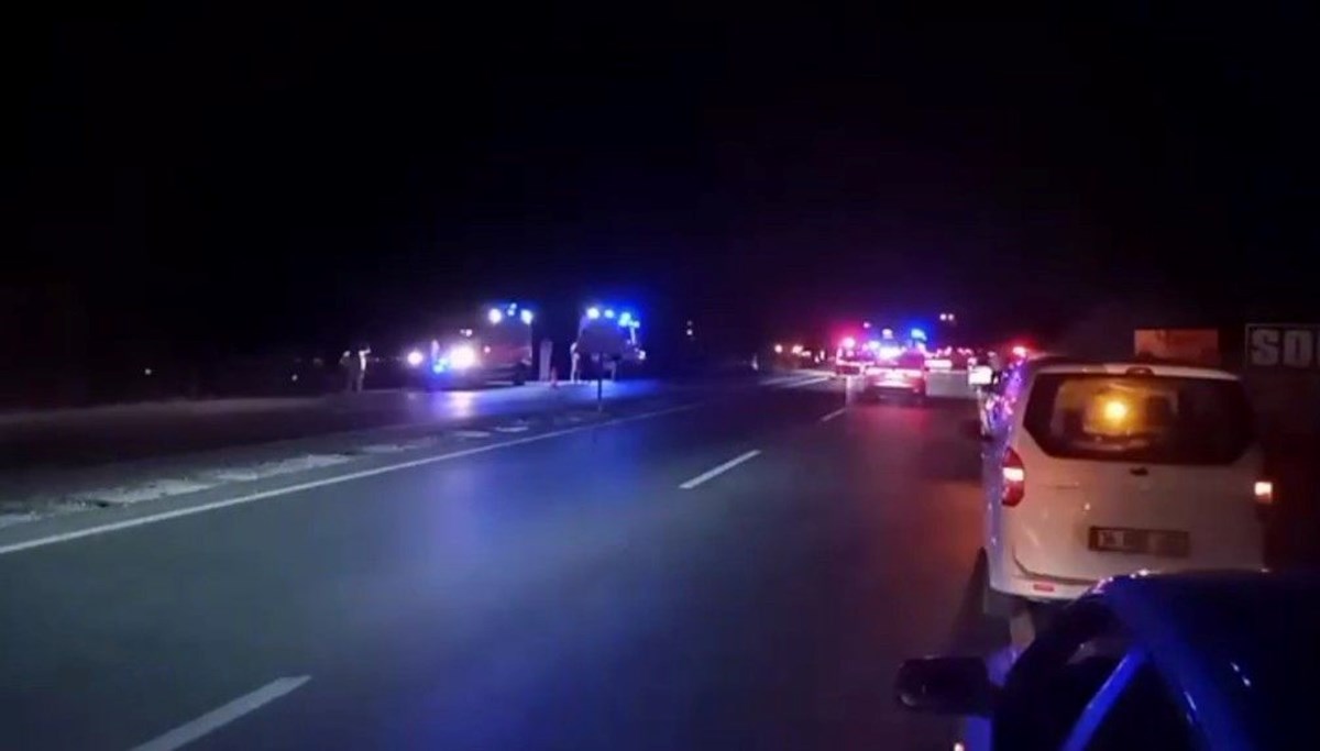 Balıkesir'de feci kaza: 1 kişi hayatını kaybetti Balıkesir'de feci kaza: 1 kişi hayatını kaybetti