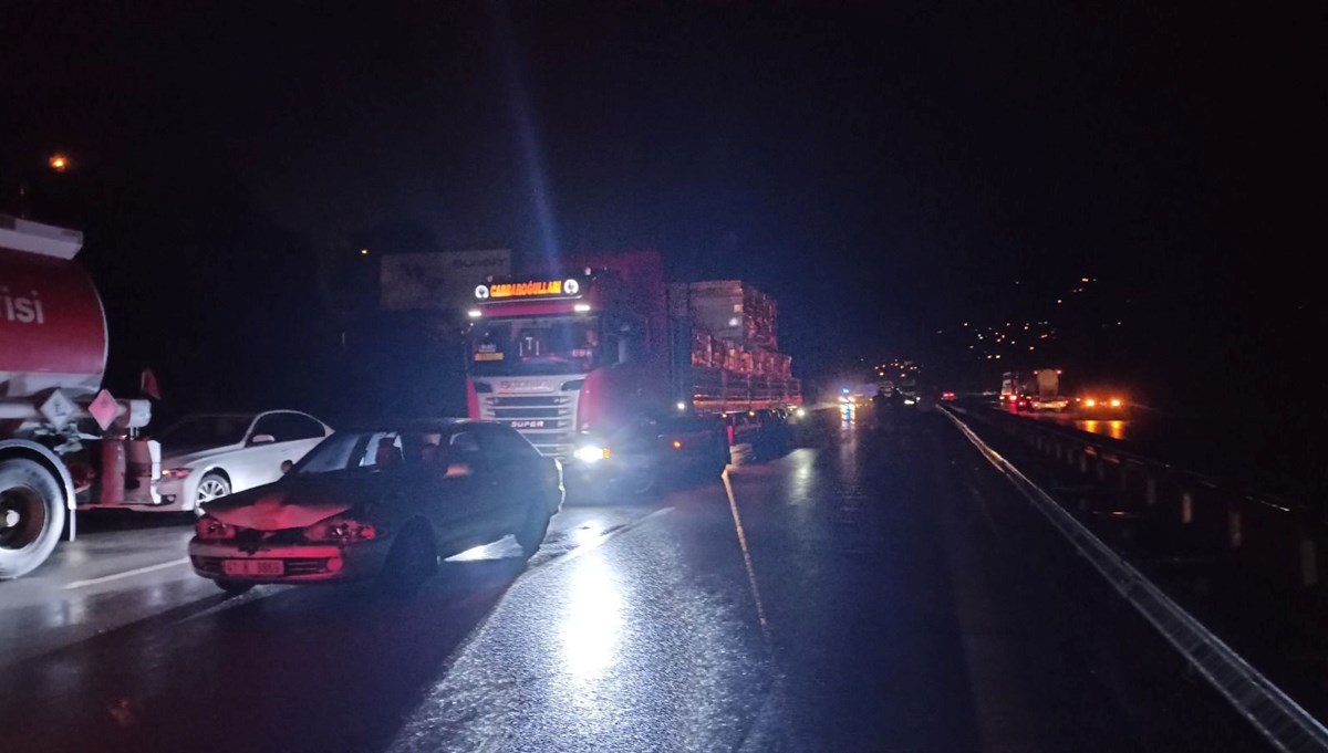 Kocaeli'de tankerden yola dökülen mazot, 26 aracın karıştığı kazaya sebep oldu