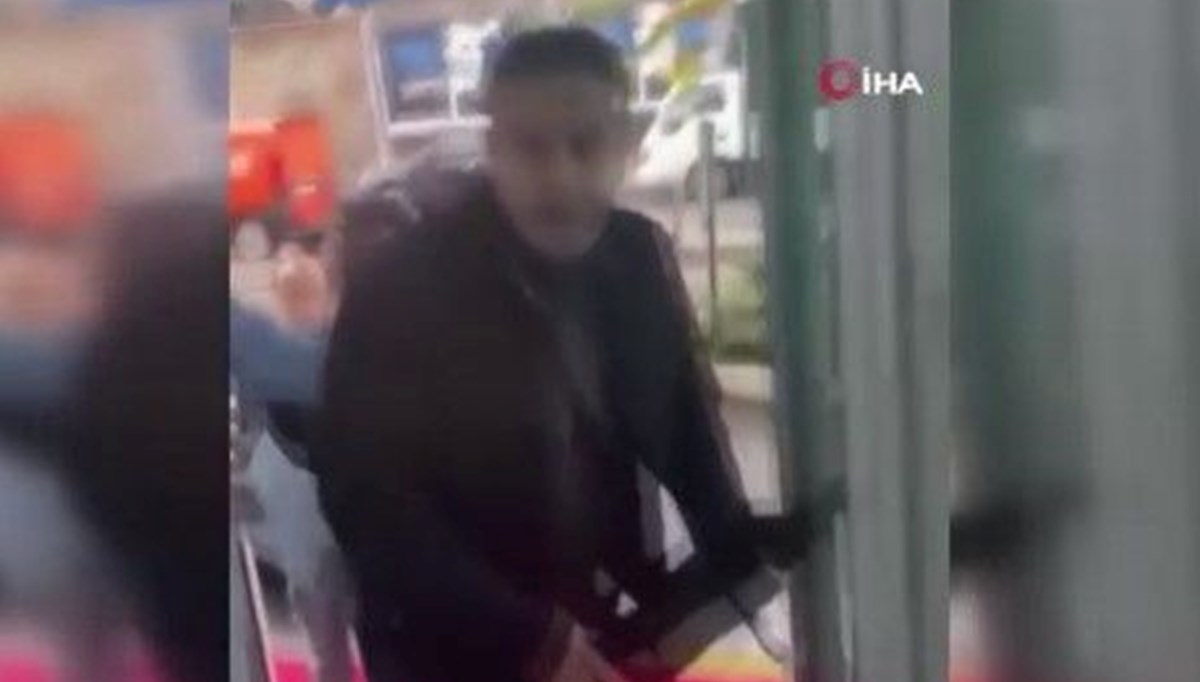 Kolej yöneticisinden, öğretmene şemsiyeli saldırı