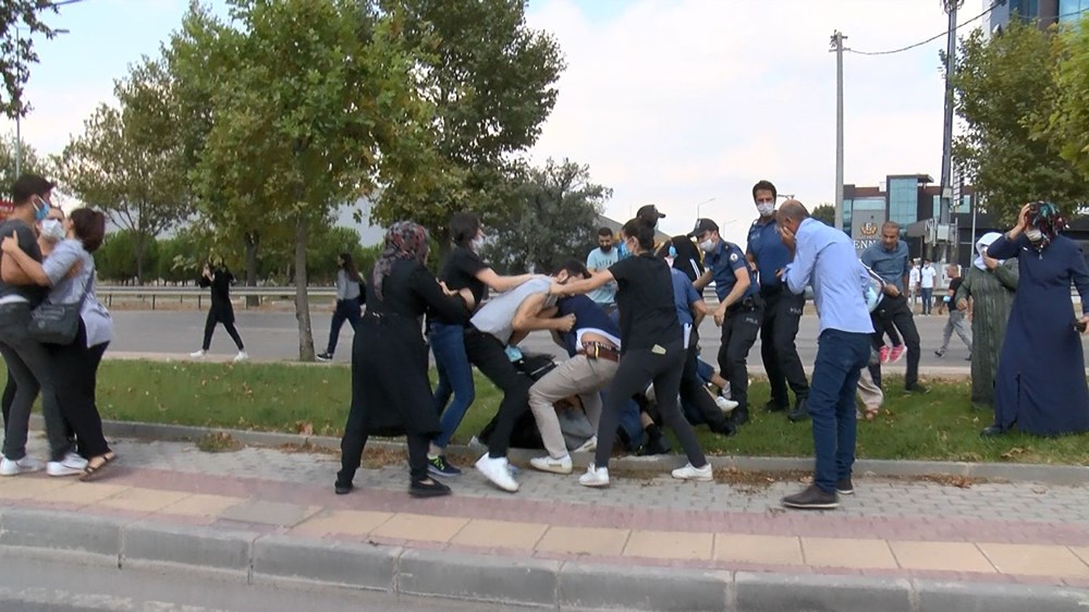Keşif sırasında kadın sürücüye saldırdılar, polis biber gazıyla müdahale etti - 4