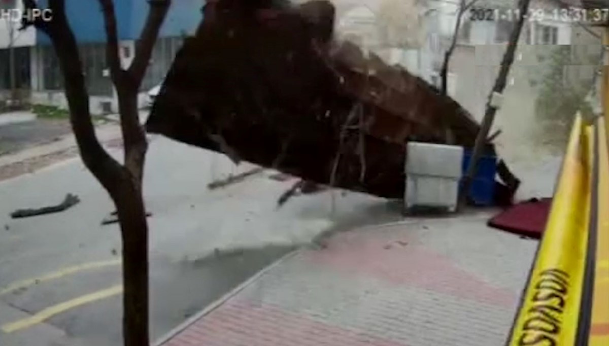 Korku dolu anlar: Uçan çatı elektrik direğini devirdi