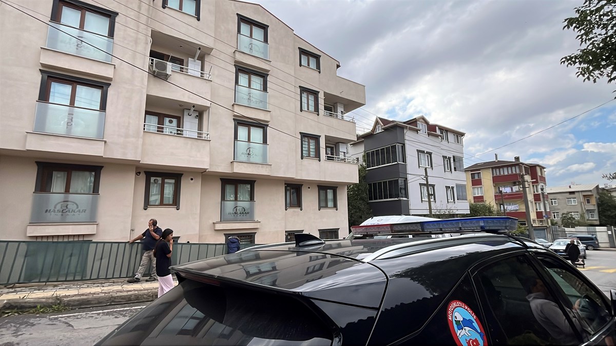 Yaşamını yitiren kadının, 10 yıllık evli olduğu ve evliliği süresince şiddete maruz kaldığı ifade edildi. Yaşamını yitiren kadının, 10 yıllık evli olduğu ve evliliği süresince şiddete maruz kaldığı ifade edildi.