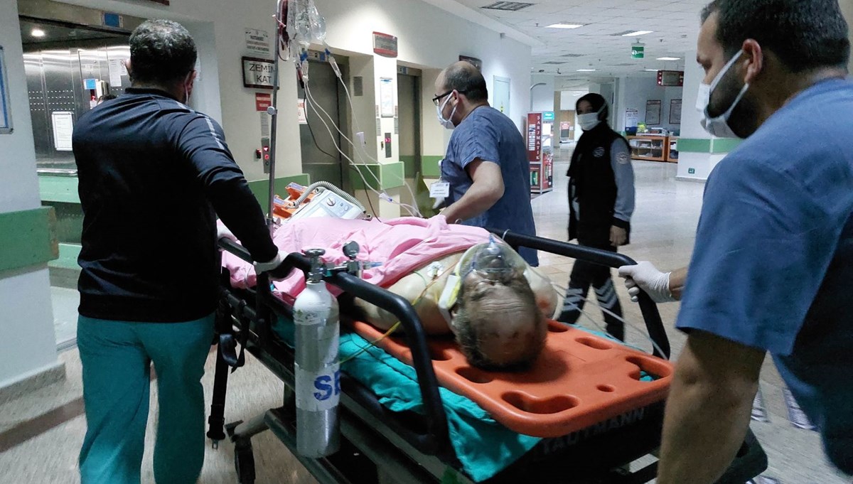 Tamir ettikleri minibüsün altında ezilen 1 kişi öldü, 1 kişi ağır yaralandı