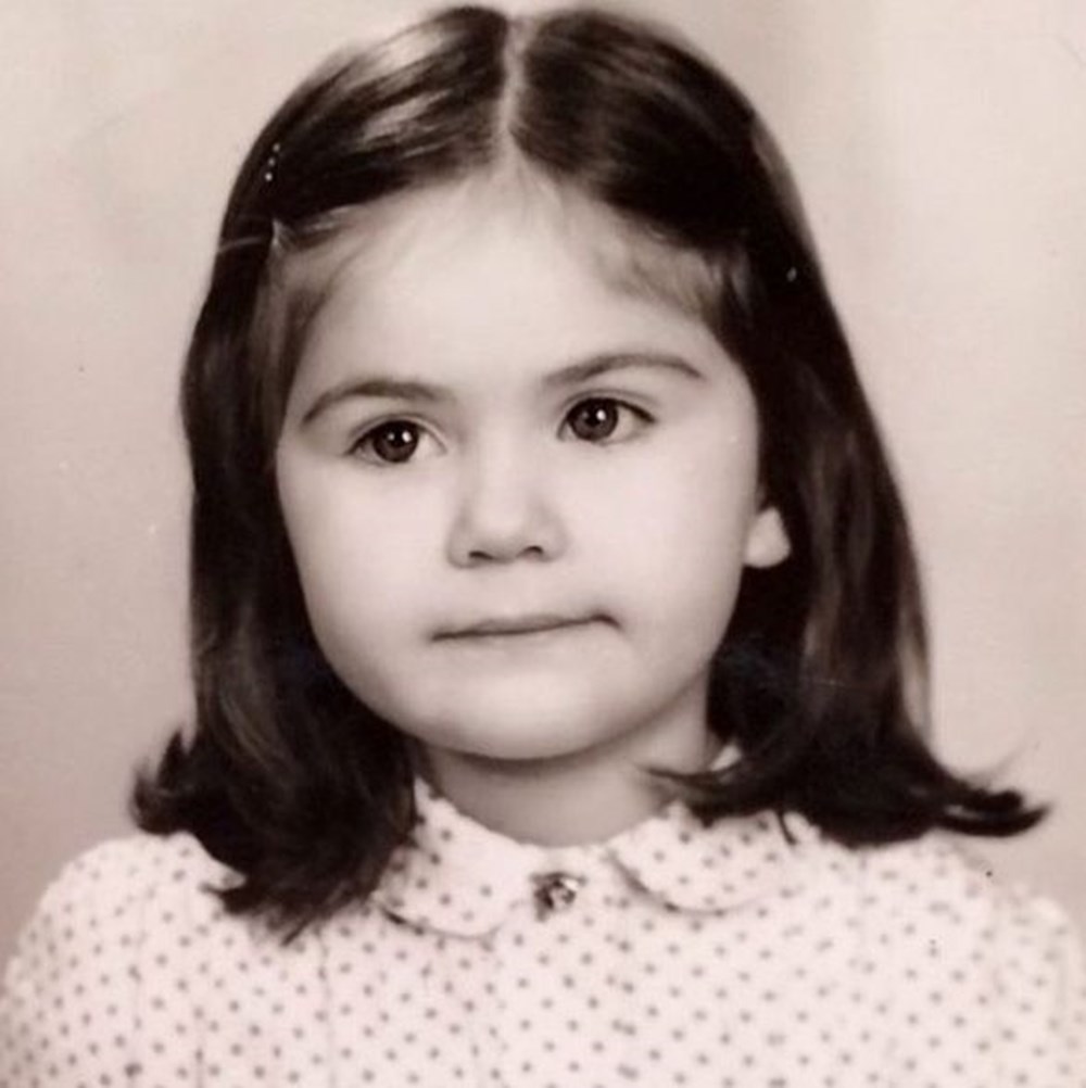 Su Burcu Yazgı Coşkun'dan nostaljik kare (Ünlülerin çocukluk ve gençlik halleri) - 407