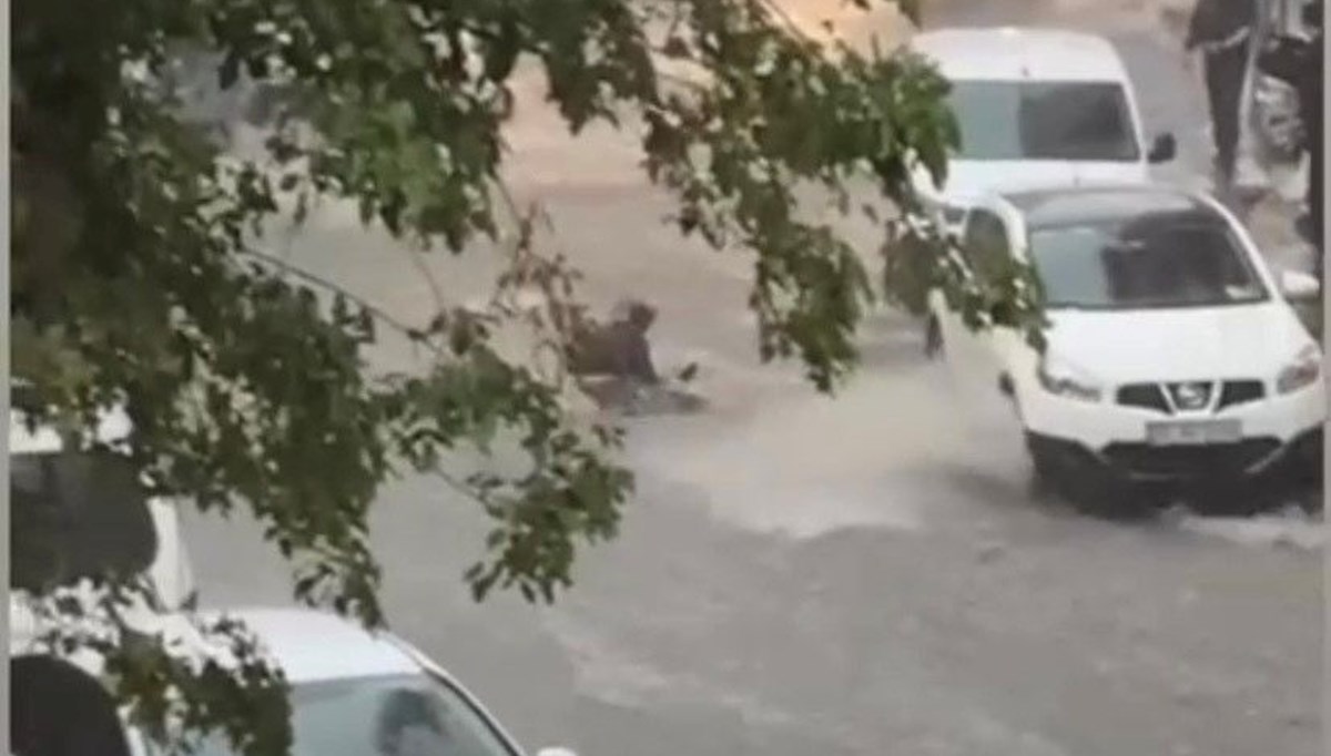 İstanbul'da sağanak sonrası sele kapıldı İstanbul'da sağanak sonrası sele kapıldı