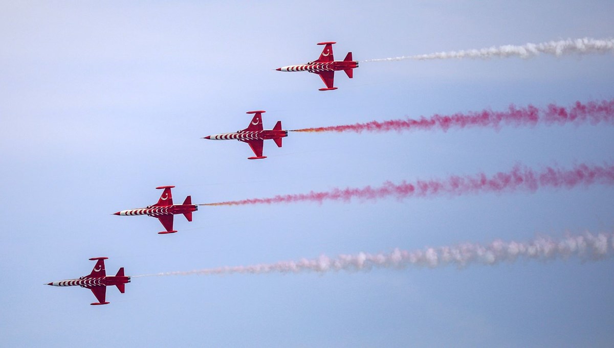 Türk Yıldızları'ndan Antalya'da gösteri