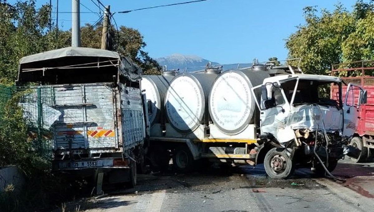 İzmir'de kamyonlar kafa kafaya çarpıştı: İki kişi yaralandı İzmir'de kamyonlar kafa kafaya çarpıştı: İki kişi yaralandı