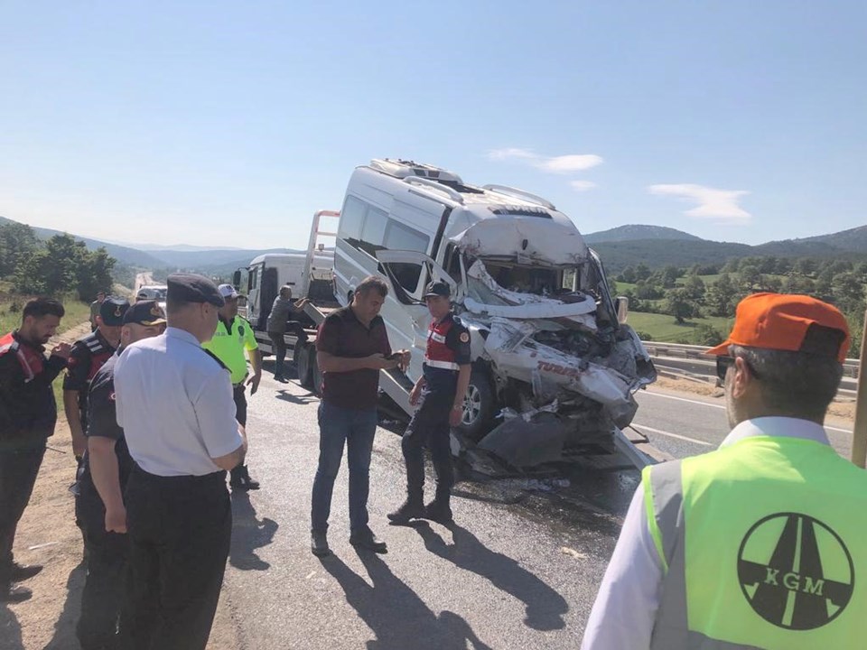 Bilecik'te kamyona çarpan minibüsteki 13 kişi yaralandı - 2