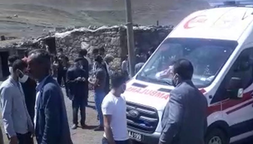 Arazide bulduğu cisim patladı: 1 ölü, 3 yaralı - Vimarsana News