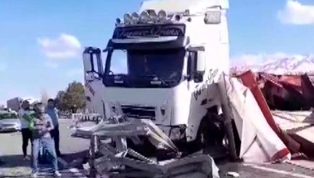 Erzincan-Erzurum karayolunda TIR devrildi, yol ulaşıma kapandı