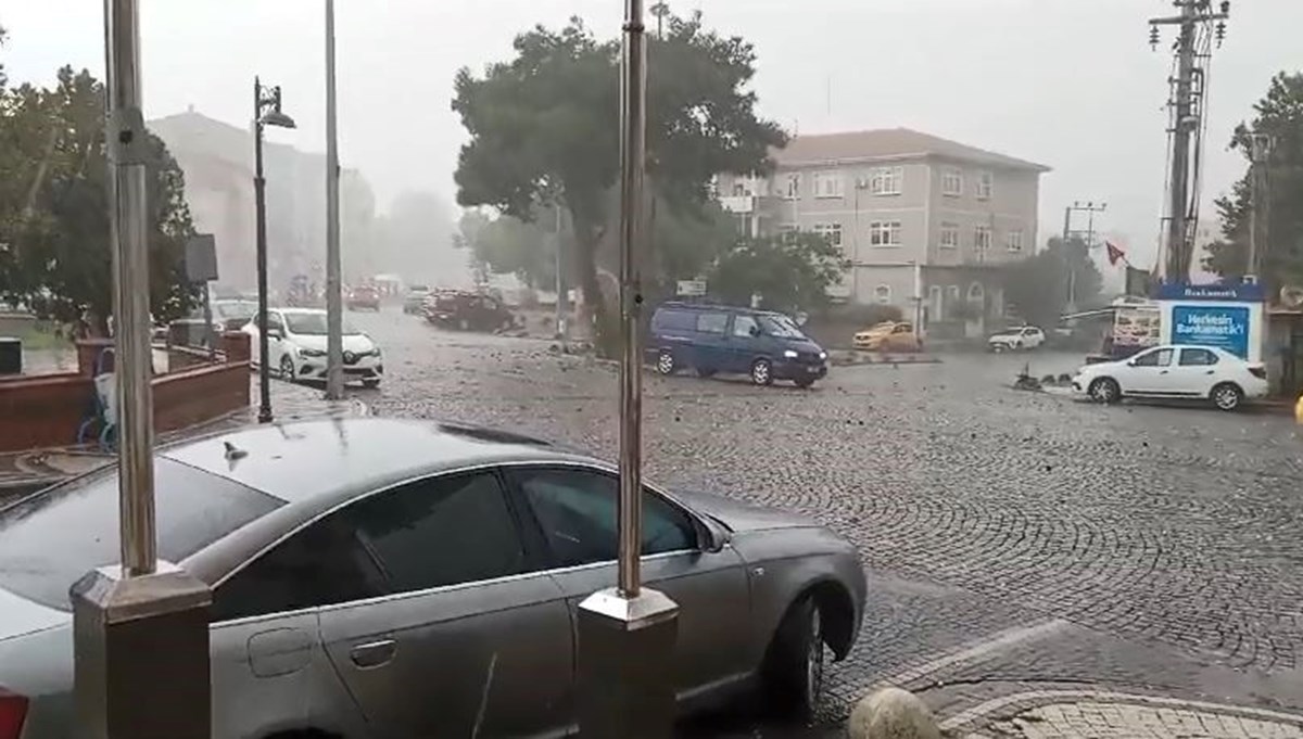 Tekirdağ’da fırtına! Çatılar uçtu, ağaçlar devrildi