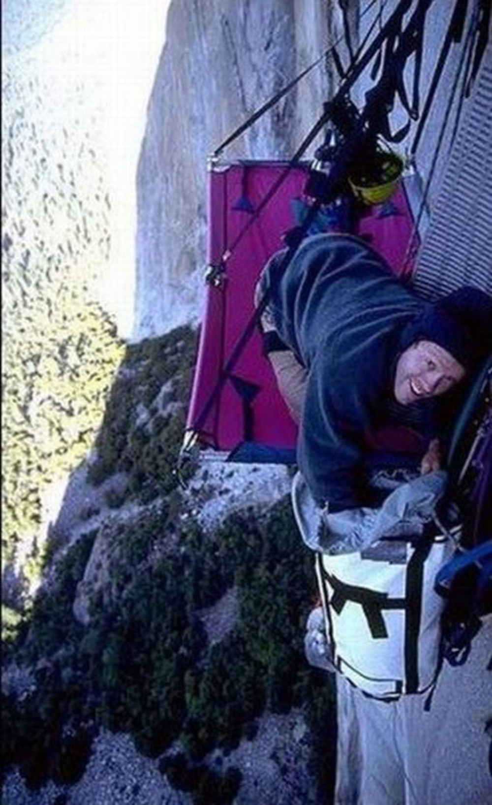 На отвесной горе. Палатка на отвесной скале. Привал альпинистов на отвесной скале. Палатка для скалолазов. Ночлег альпиниста.