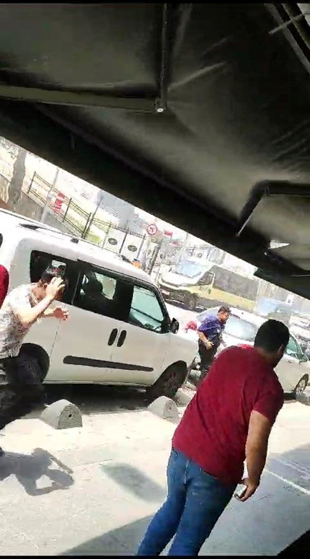 Yaprak kımıldamayan İstanbul’da 1 dakikalık toz fırtınası - 1